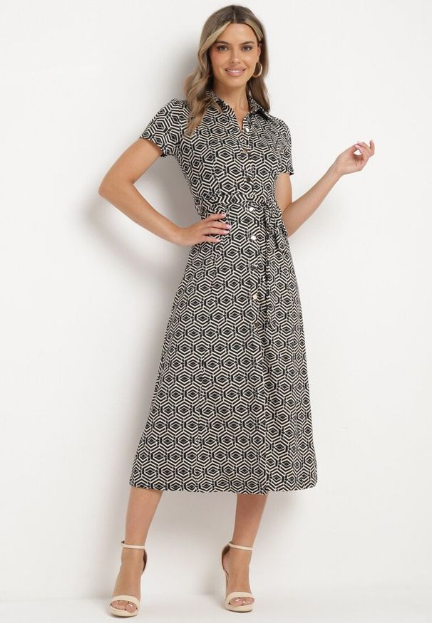 Born2be - Czarna Sukienka Taliowana o Koszulowym Kroju Zapinana na Guziki o Geometrycznym Wzorze Parra. Kolor: czarny. Długość rękawa: krótki rękaw. Wzór: geometria. Typ sukienki: koszulowe. Styl: klasyczny, elegancki