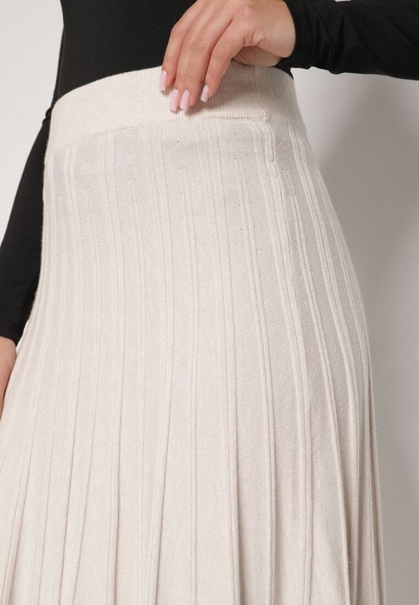 Born2be - Beżowa Rozkloszowana Plisowana Spódnica Dzianinowa Tussana. Okazja: na co dzień. Stan: podwyższony. Kolor: beżowy. Materiał: dzianina. Styl: casual