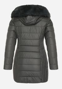 Born2be - Ciemnozielona Długa Kurtka Pikowana z Odpinanym Kapturem i Futerkiem Retelma. Okazja: na co dzień. Kolor: zielony. Materiał: futro. Długość: długie. Styl: casual #3