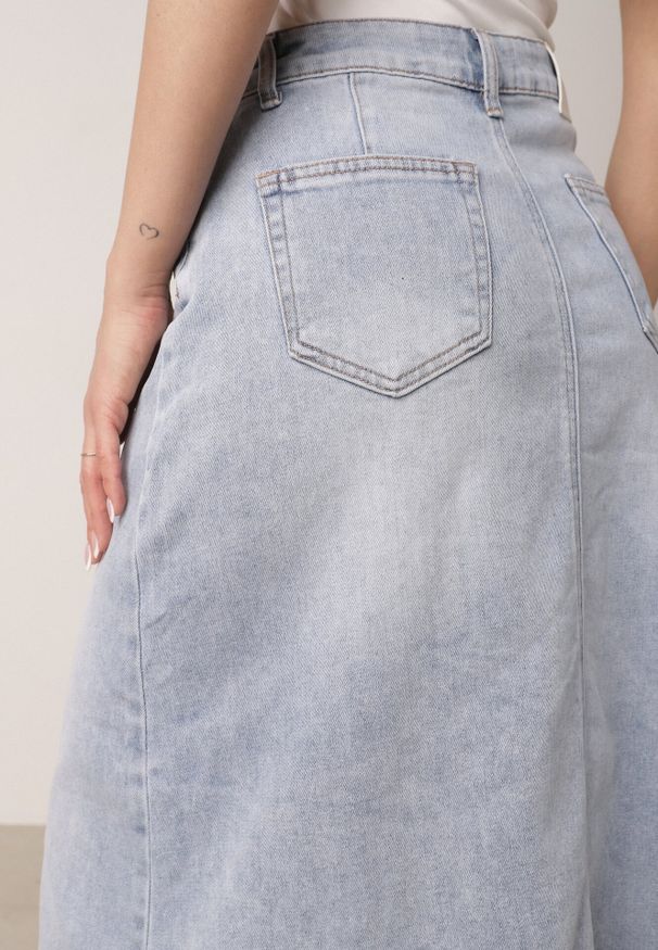 Born2be - Niebieska Jeansowa Spódnica z Bawełną Wysokim Stanem i Rozcięciem z Przodu Cannate. Okazja: na co dzień. Stan: podwyższony. Kolor: niebieski. Materiał: bawełna, jeans. Styl: casual