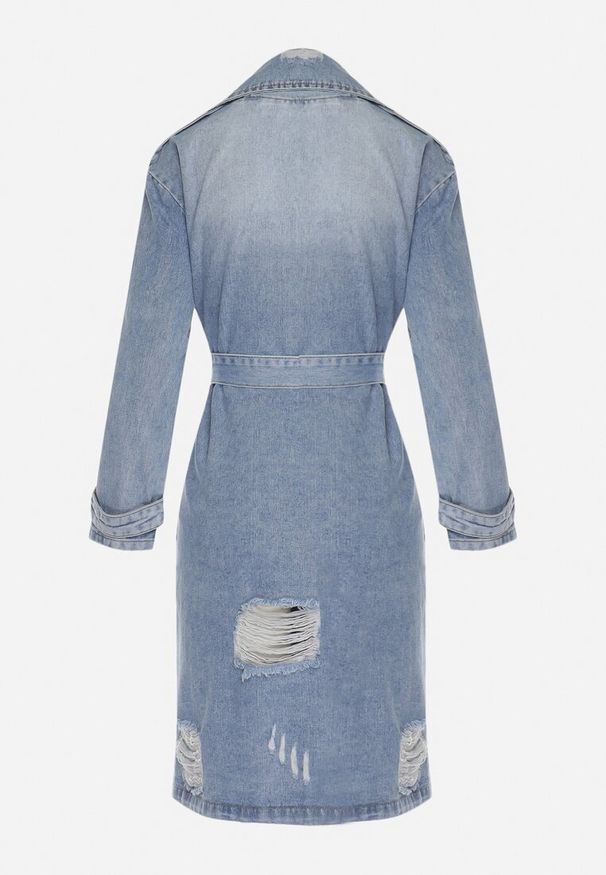 Born2be - Niebieska Długa Kurtka Jeansowa Płaszcz Denimowy z Przetarciami i Wiązanym Paskiem Arinvi. Kolor: niebieski. Materiał: jeans. Długość: długie. Wzór: aplikacja