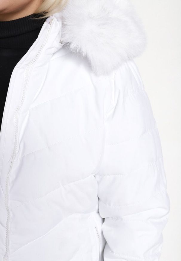 Born2be - Biała Zimowa Kurtka Pikowana o Długim Kroju z Odpinanym Kapturem i Futrem Torika. Okazja: na co dzień. Kolekcja: plus size. Kolor: biały. Materiał: futro. Długość: długie. Wzór: aplikacja. Sezon: zima. Styl: casual