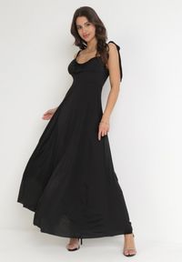 Born2be - Czarna Rozkloszowana Sukienka Maxi z Wiązanymi Ramiączkami Lisija. Kolor: czarny. Długość rękawa: na ramiączkach. Styl: elegancki. Długość: maxi