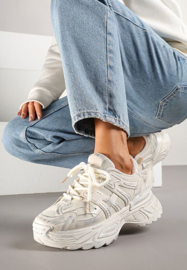 Born2be - Beżowe Sneakersy na Grubej Podeszwie Ozdobione Tłoczeniem Viarllis. Okazja: na co dzień. Zapięcie: sznurówki. Kolor: beżowy. Materiał: dresówka. Wzór: aplikacja