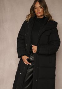 Renee - Czarna Kurtka z Kapturem o Długim Kroju Ozdobiona Pikowaniem Acaltee. Okazja: na co dzień. Typ kołnierza: kaptur. Kolekcja: plus size. Kolor: czarny. Długość: długie. Wzór: aplikacja. Sezon: zima. Styl: casual, elegancki #3