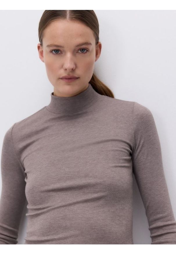 Reserved - Longsleeve z wiskozą - beżowy. Kolor: beżowy. Materiał: wiskoza. Długość rękawa: długi rękaw