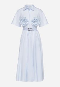 Born2be - Jasnoniebieska Bawełniana Sukienka o Koszulowym Kroju z Paskiem i Kwiatowymi Broszkami Zelnea. Okazja: na spotkanie biznesowe. Kolor: niebieski. Materiał: bawełna. Długość rękawa: krótki rękaw. Wzór: kwiaty. Typ sukienki: koszulowe. Styl: biznesowy, elegancki #3