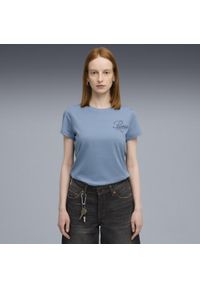 Puma - Damska koszulka ESS SCRIPT PUMA Cool Blue. Kolor: niebieski. Wzór: haft. Sport: fitness