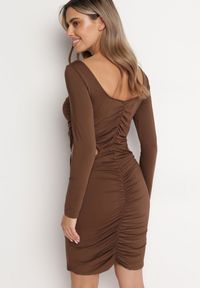 Born2be - Brązowa Dopasowana Sukienka Mini z Kwiatkiem i Wycięciami Gradutta. Kolor: brązowy. Długość rękawa: długi rękaw. Wzór: kwiaty. Typ sukienki: dopasowane. Długość: mini #5