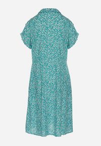 Born2be - Ciemnozielona Bawełniana Sukienka Koszulowa w Kwiaty z Rozkloszowanym Dołem Jerilsa. Okazja: na co dzień. Typ kołnierza: kołnierzyk klasyczny. Kolor: zielony. Materiał: bawełna. Długość rękawa: krótki rękaw. Wzór: kwiaty. Typ sukienki: koszulowe. Styl: klasyczny, casual, elegancki #4