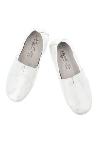 Półbuty damskie S.Barski, cholewka ze skóry naturalnej gładkiej wsuwany fason elastyczne wstawki po bokach widoczne przeszycia wokół noska niski prof. Kolor: srebrny. Materiał: skóra. Szerokość cholewki: normalna. Wzór: gładki #2