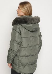 Born2be - Zielona Pikowana Kurtka z Kapturem z Futerkiem Tevea. Okazja: na spacer, do pracy, na spotkanie biznesowe. Typ kołnierza: kaptur. Kolekcja: plus size. Kolor: zielony. Materiał: futro. Styl: elegancki, klasyczny, biznesowy #7