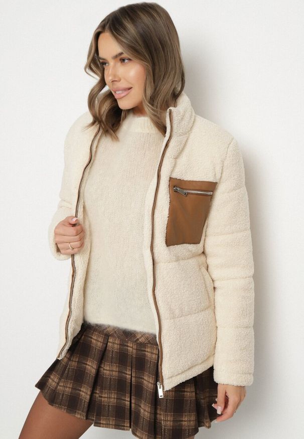 Born2be - Beżowa Futrzana Kurtka Pikowana w Stylu Baranka Olettana. Okazja: na co dzień. Kolor: beżowy. Materiał: futro. Styl: casual
