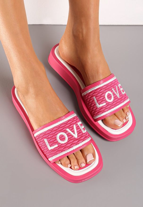 Renee - Fuksjowe Klapki z Ozdobnym Napisem na Cholewce i Noskiem w Kwadrat Optizoria. Okazja: na co dzień. Nosek buta: czworokąt. Kolor: różowy. Wzór: napisy. Styl: casual, elegancki