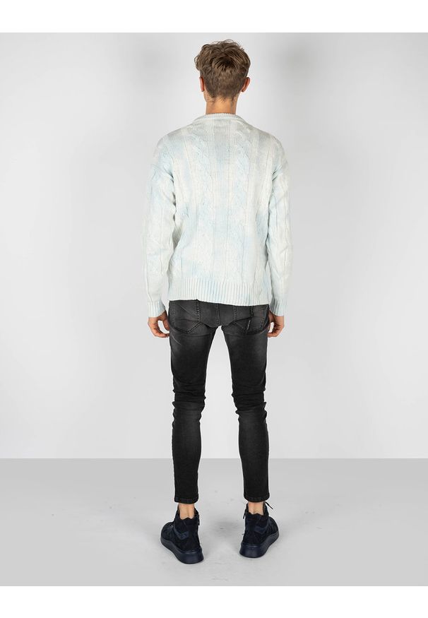 Takeshy Kurosawa Sweter | 83063 | Maglia Treccia Sfumata | Mężczyzna | Biały, Szary. Okazja: na co dzień. Kolor: szary, biały, wielokolorowy. Materiał: bawełna, wełna, poliamid. Wzór: aplikacja, ze splotem. Styl: casual