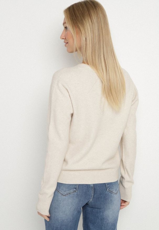 Born2be - Beżowy Sweter z Wiskozą i Wełną z Dekoltem w Serek Claida. Okazja: na co dzień. Typ kołnierza: dekolt w serek. Kolor: beżowy. Materiał: wiskoza, wełna. Styl: casual