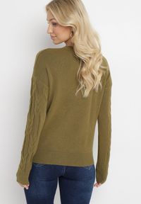 Born2be - Ciemnozielony Sweter o Warkoczowym Splocie z Okrągłym Dekoltem Selinera. Kolor: zielony. Materiał: dzianina. Wzór: ze splotem. Styl: klasyczny #5