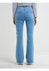 Big-Star - Jeansy damskie z rozszerzaną nogawką jasnoniebieskie Clara Flare 158. Okazja: na co dzień. Kolor: niebieski. Styl: casual, retro, elegancki, klasyczny #4