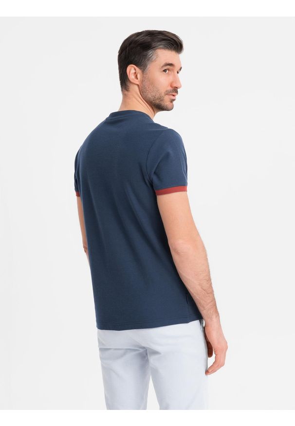 Ombre Clothing - T-shirt męski z kontrastowymi wstawkami i dekoltem w serek – granatowy V1 OM-TSCT-0198 - XXL. Okazja: na co dzień. Typ kołnierza: dekolt w serek. Kolor: niebieski. Materiał: dzianina, materiał, bawełna. Długość: krótkie. Styl: sportowy, casual