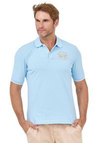 La Martina - LA MARTINA Błękitna koszulka polo z wyszywanym logo. Typ kołnierza: polo. Kolor: niebieski #5
