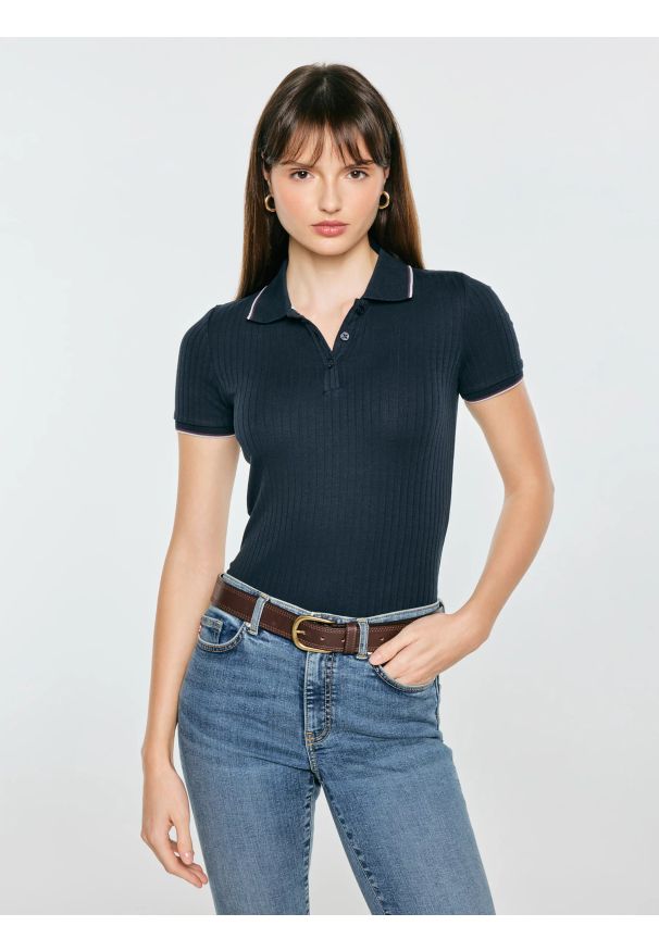 Big-Star - koszulka damska polo z kontrastowym wykończeniem granatowa sessa 403. Okazja: na co dzień. Typ kołnierza: polo. Kolor: niebieski. Materiał: jeans, dzianina, bawełna, prążkowany, elastan. Wzór: ze splotem. Styl: casual, klasyczny