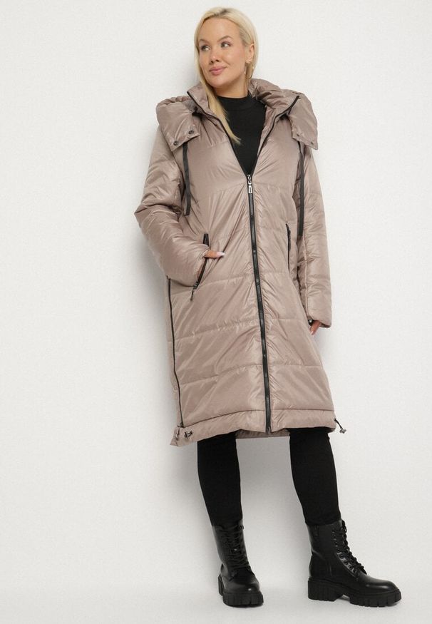 Born2be - Ciemnobeżowa Przejściowa Kurtka Pikowana z Kapturem i Suwakami po Bokach Fesunela. Okazja: na co dzień. Typ kołnierza: kaptur. Kolekcja: plus size. Kolor: beżowy. Materiał: jeans. Sezon: jesień. Styl: casual, klasyczny