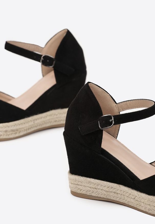 Born2be - Czarne Sandały Kharamna. Okazja: na co dzień, na spotkanie biznesowe, do pracy. Zapięcie: sprzączka. Kolor: czarny. Obcas: na koturnie. Styl: casual, biznesowy. Wysokość obcasa: średni