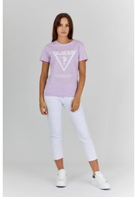 Guess - GUESS Fioletowy t-shirt damski z białym logo, Rozmiar S. Kolor: fioletowy. Materiał: bawełna. Wzór: nadruk