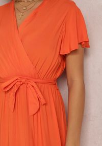 Renee - Pomarańczowa Sukienka Metia. Kolor: pomarańczowy. Materiał: tkanina, materiał. Wzór: gładki, geometria. Długość: maxi #3