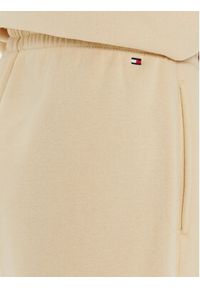 TOMMY HILFIGER - Tommy Hilfiger Spodnie dresowe Varsity WW0WW42884 Beżowy Regular Fit. Kolor: beżowy. Materiał: syntetyk, bawełna #3
