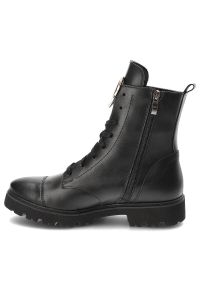 Czarne Botki Armodo Wygodne Obuwie Damskie Z Serduszkiem. Okazja: na co dzień. Zapięcie: zamek. Kolor: czarny. Materiał: skóra. Szerokość cholewki: normalna. Obcas: na obcasie. Styl: casual, elegancki. Wysokość obcasa: niski #9