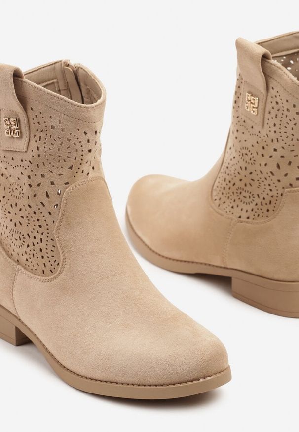 Born2be - Ciemnobeżowe Botki w Stylu Kowbojek z Ażurowymi Wycięciami Efadriana. Kolor: beżowy. Wzór: ażurowy