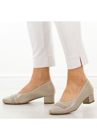 POTOCKI - Złote czółenka damskie na obcasie Potocki 12792. Okazja: na co dzień, do pracy. Nosek buta: okrągły. Kolor: złoty. Szerokość cholewki: normalna. Wzór: ażurowy. Materiał: skóra. Sezon: wiosna, jesień, lato. Obcas: na obcasie. Styl: casual, elegancki, klasyczny. Wysokość obcasa: średni #1