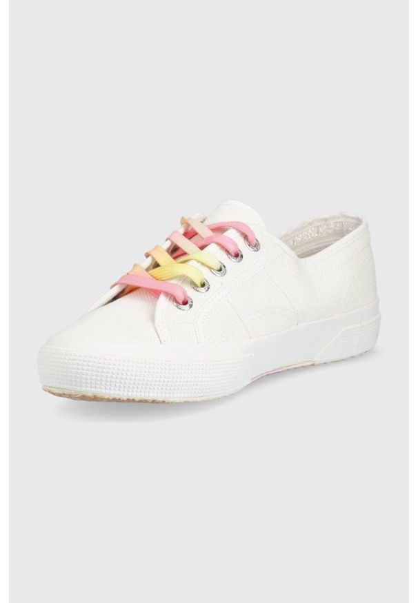 Superga tenisówki damskie kolor biały. Nosek buta: okrągły. Zapięcie: sznurówki. Kolor: biały. Materiał: guma