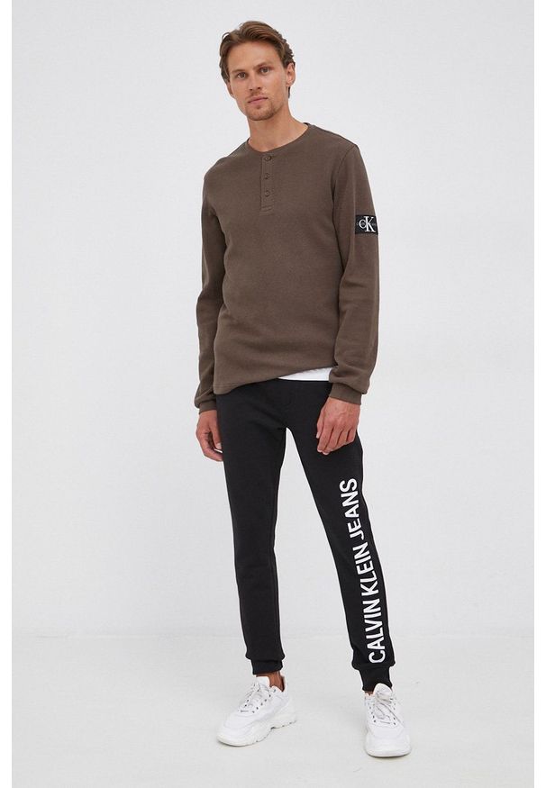 Calvin Klein Jeans Sweter bawełniany kolor zielony. Okazja: na co dzień. Kolor: zielony. Materiał: bawełna. Długość: krótkie. Wzór: aplikacja. Styl: casual