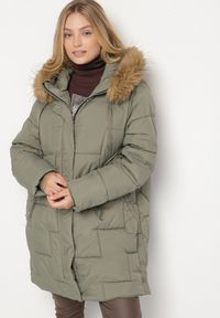 Born2be - Jasnozielona Pikowana Kurtka z Kapturem z Futerkiem Ruvite. Typ kołnierza: kaptur. Kolekcja: plus size. Kolor: zielony. Materiał: futro