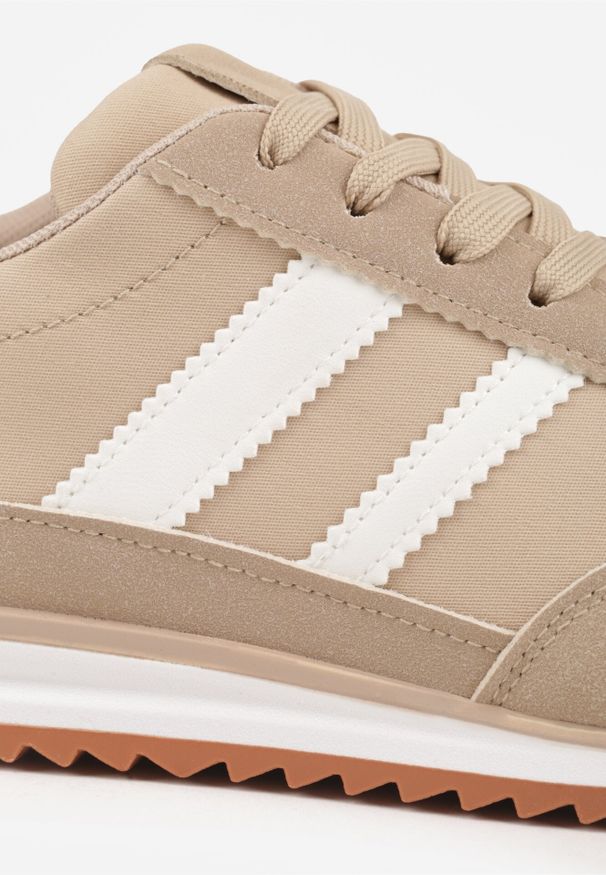 Born2be - Ciemnobeżowe Sneakersy z Geometrycznym Motywem Jannata. Okazja: na co dzień. Kolor: beżowy. Materiał: jeans, dresówka. Wzór: geometria