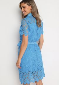 Born2be - Niebieska Koszulowa Sukienka Koronkowa z Wiązanym Paskiem Sachaela. Kolor: niebieski. Materiał: koronka. Typ sukienki: koszulowe. Długość: midi #3