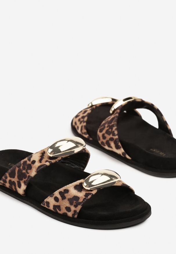 Born2be - Panterkowe Klapki Vices z Imitacji Zamszu Zdobione Aplikacjami Vomeza. Okazja: na co dzień. Materiał: zamsz. Wzór: aplikacja. Styl: klasyczny, casual