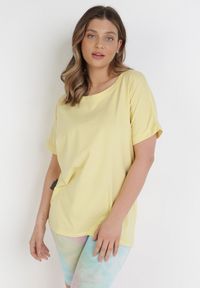 Born2be - Żółty T-shirt Ammi. Kolor: żółty. Materiał: dzianina, elastan, bawełna. Długość rękawa: krótki rękaw. Długość: krótkie