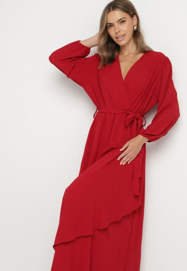 Born2be - Czerwona Kopertowa Asymetryczna Sukienka Koktajlowa z Wiskozą Ozdobiona Paskiem Lanoresa. Okazja: na imprezę. Kolor: czerwony. Materiał: wiskoza. Wzór: aplikacja. Typ sukienki: kopertowe, asymetryczne. Styl: wizytowy