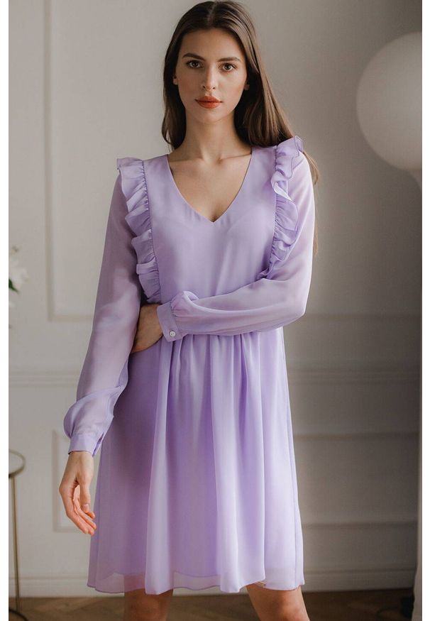 Lenitif - Swobodna szyfonowa sukienka z pionowymi falbanami fioletowa. Typ kołnierza: dekolt w serek. Kolor: fioletowy. Materiał: szyfon. Długość: midi