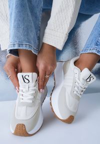 Renee - Beżowe Sznurowane Sneakersy Vices na Platformie z Ozdobnymi Paskami Seliniel. Nosek buta: okrągły. Zapięcie: pasek. Kolor: beżowy. Materiał: jeans. Wzór: paski. Obcas: na platformie