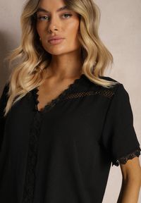 Renee - Czarna Bluzka z Ozdobnym Haftem i Dekoltem w Serek Grisevia. Okazja: na co dzień. Typ kołnierza: dekolt w serek. Kolor: czarny. Materiał: jeans, tkanina. Długość rękawa: krótki rękaw. Długość: krótkie. Wzór: haft. Styl: klasyczny, casual, elegancki #4