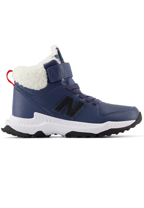 Buty dziecięce New Balance PT800TFT – granatowe. Okazja: na co dzień. Wysokość cholewki: przed kolano. Kolor: niebieski. Materiał: guma, syntetyk, materiał. Szerokość cholewki: normalna. Sezon: zima