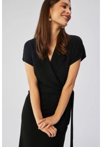 Stylove - Elegancka sukienka z kołnierzem czarna. Okazja: na co dzień. Kolor: pomarańczowy, różowy, czarny. Materiał: guma, tkanina, elastan. Typ sukienki: kopertowe, proste. Styl: elegancki. Długość: midi