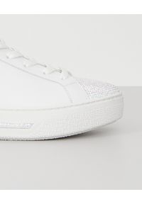 RENE CAOVILLA - Białe sneakersy Xtra z kryształami Swarovskiego. Okazja: na co dzień. Nosek buta: okrągły. Zapięcie: pasek. Kolor: biały. Materiał: jeans, dresówka, guma #5