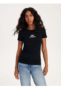 Reserved - T-shirt slim fit z nadrukiem - czarny. Kolor: czarny. Materiał: dzianina, bawełna. Wzór: nadruk