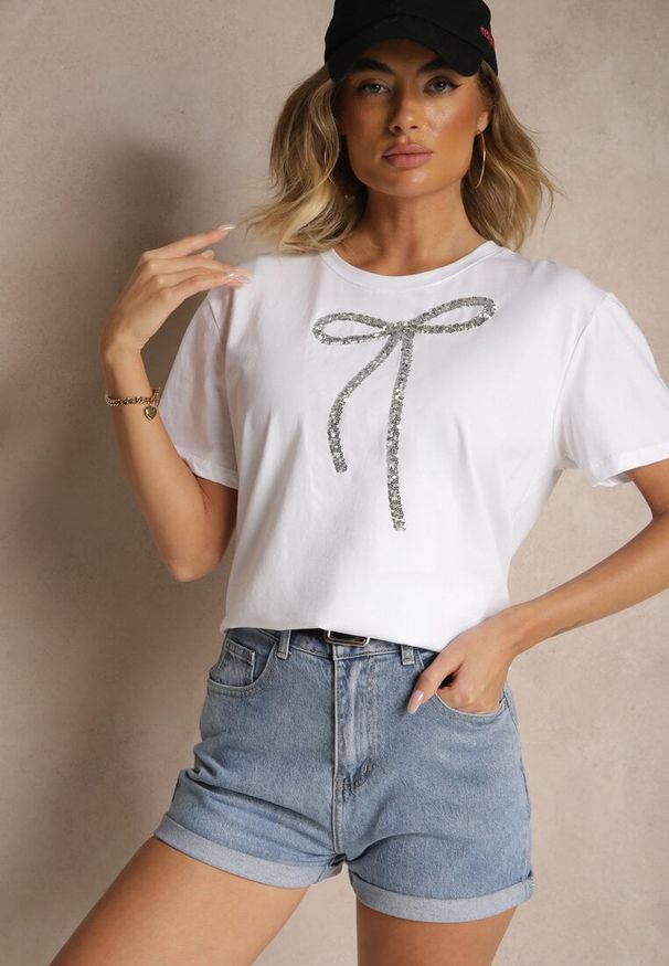 Renee - Biały Bawełniany T-shirt z Cekinową Aplikacją w Kształcie Kokardy Tenuria. Okazja: na co dzień. Typ kołnierza: kokarda. Kolor: biały. Materiał: bawełna. Wzór: aplikacja. Styl: klasyczny, glamour, casual, elegancki