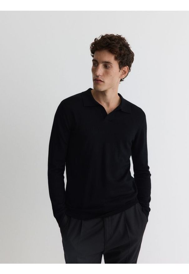 Reserved - Longsleeve polo z wełny merino - czarny. Typ kołnierza: polo. Kolor: czarny. Materiał: wełna. Długość rękawa: długi rękaw